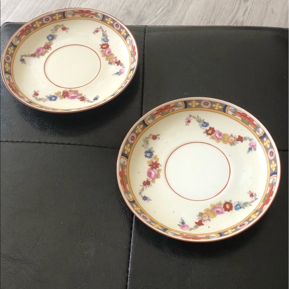 VINTAGE CHINA TEA SET, CUPS, SAUCERS, AND TEA POT. - Picture 2 of 7